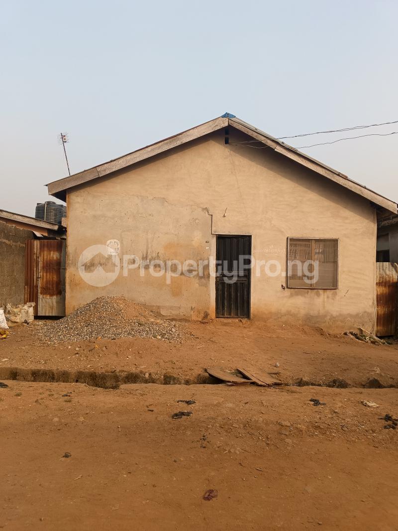8 bedroom House for sale Close To Lkj Alhaji Ede B/stop, Igando Igando Ikotun/Igando Lagos