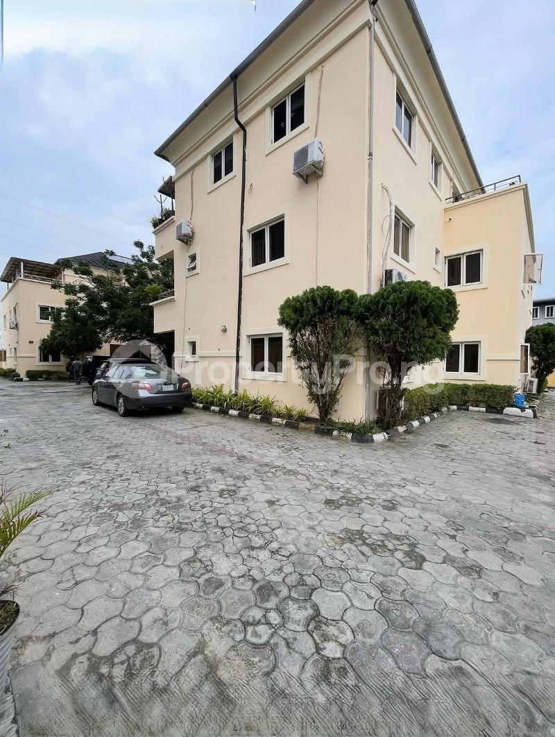 3 bedroom Flat / Apartment for rent The Property Located Within A Good Neighborhood Lekki Phase 1 Lekki Lagos