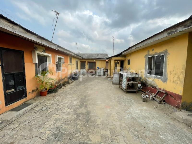 6 bedroom Flat / Apartment for sale United Estate Monastery road Sangotedo Lagos