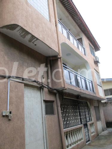 3 bedroom Flat / Apartment for rent Olufunmilola Okikiolu Street,off Toyin Ikeja Ikeja Lagos