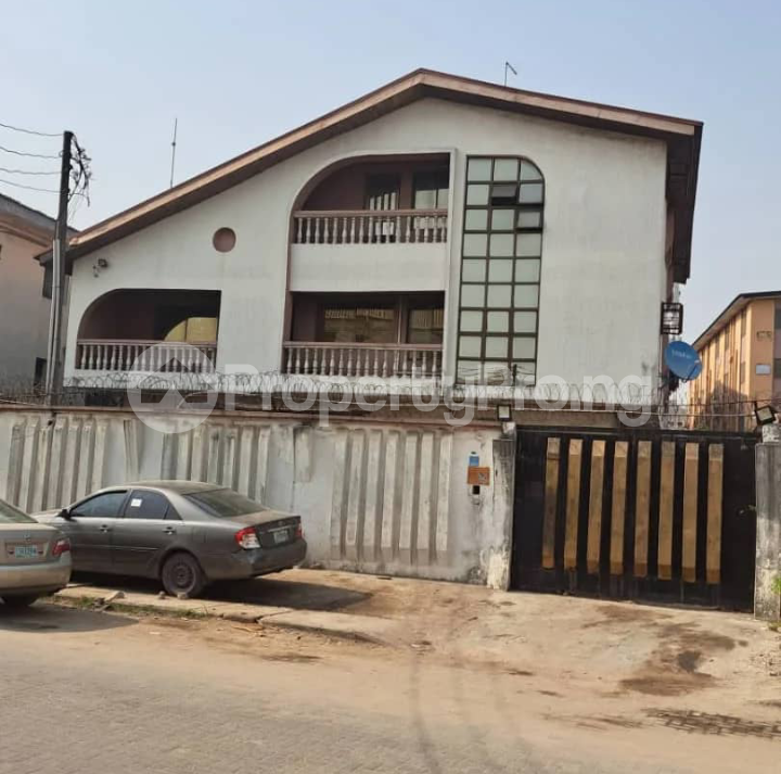 7 bedroom House for sale Oluwadare Str, Fola Agoro Shomolu Lagos