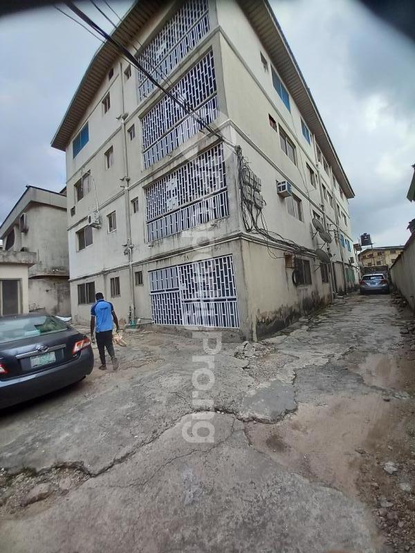 3 bedroom Flat / Apartment for rent Off Bajulaiye Road Fola Agoro Yaba Lagos