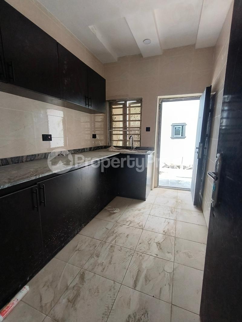3 bedroom Flat / Apartment for rent In An Estate At Maryland, Lagos. Maryland Lagos