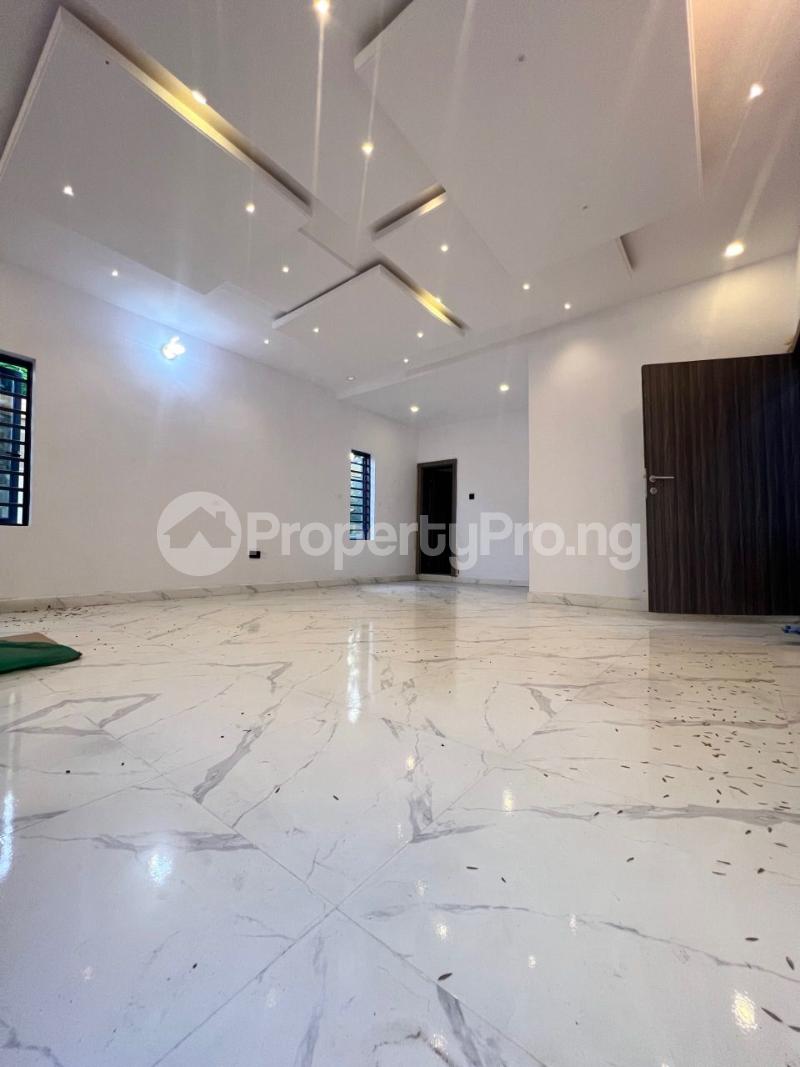 3 bedroom House for sale In An Estate Off Herbert Macaulay Way, Yaba Lagos