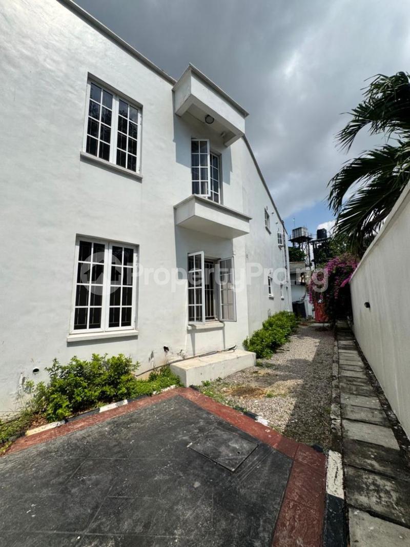 6 bedroom House for rent Ilupeju Lagos