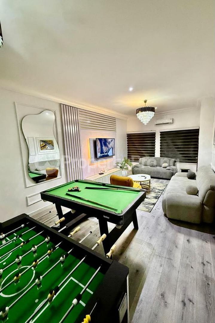 2 bedroom House for rent Admiralty Road Lekki Lagos