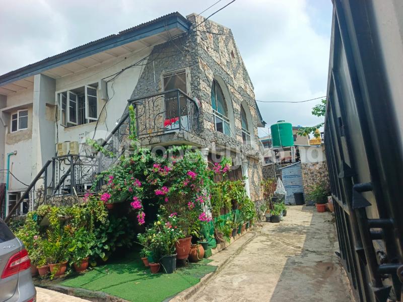 6 bedroom Flat / Apartment for sale Opposite Omole Phase 1 Ojodu Lagos