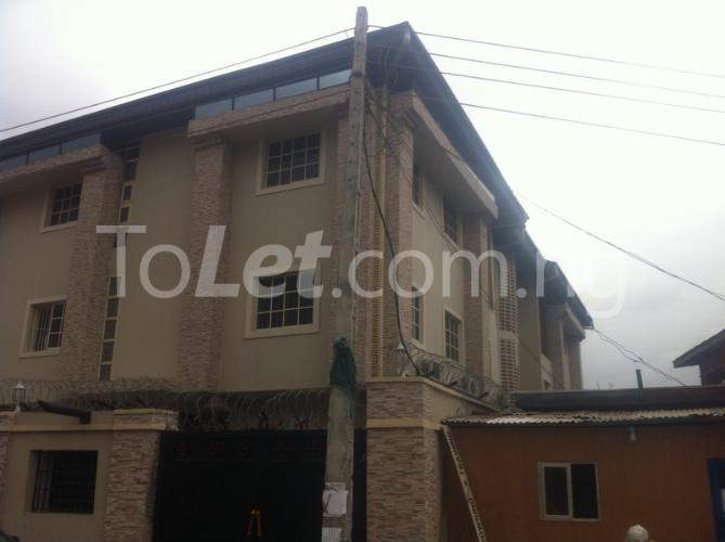 3 bedroom Flat / Apartment for rent Agunbiade Street Shomolu Shomolu Lagos