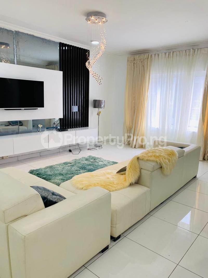 House for shortlet Circle Mall Road Osapa london Lekki Lagos