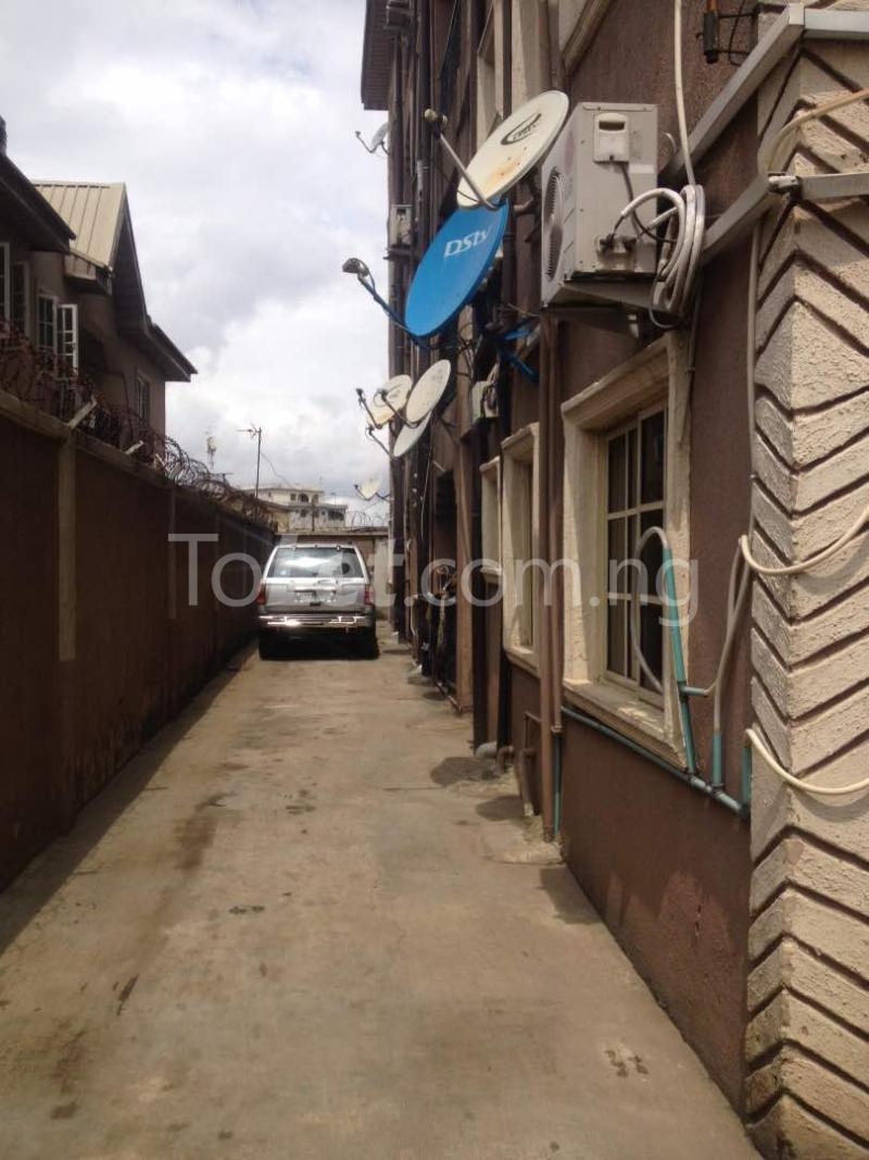 1 bedroom Flat / Apartment for rent Tarred Road, Off Aborisade Street Lawanson Surulere Lagos