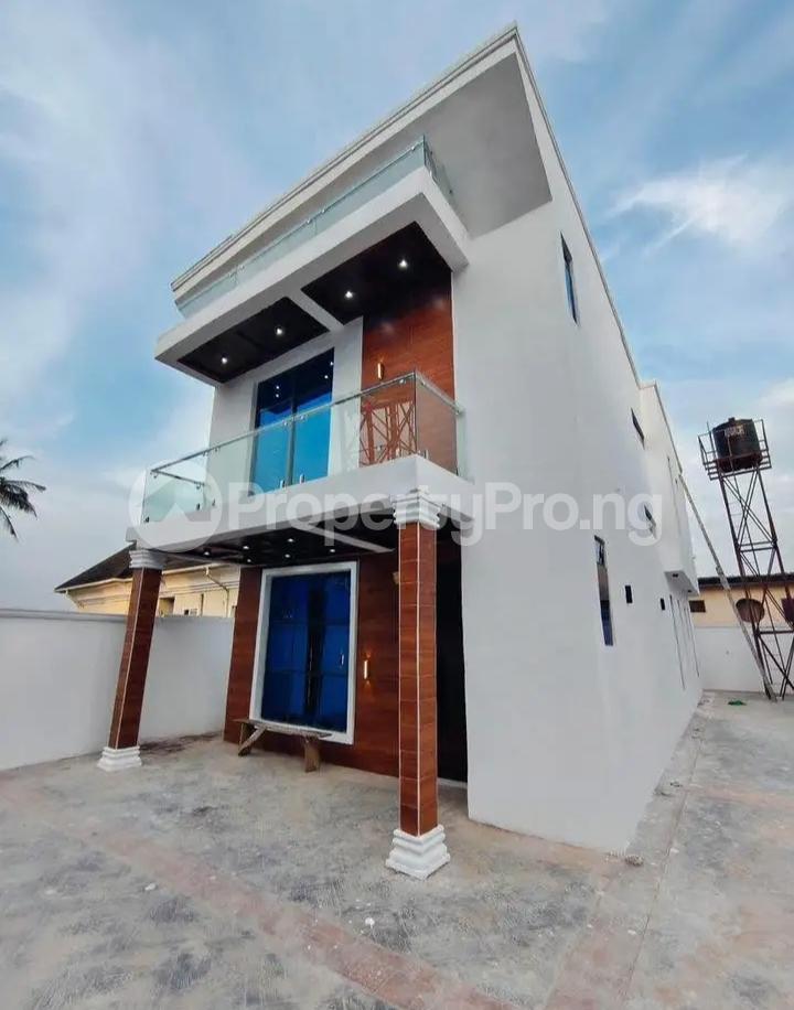 4 bedroom House for sale Off College Road, Fagba Agege Lagos