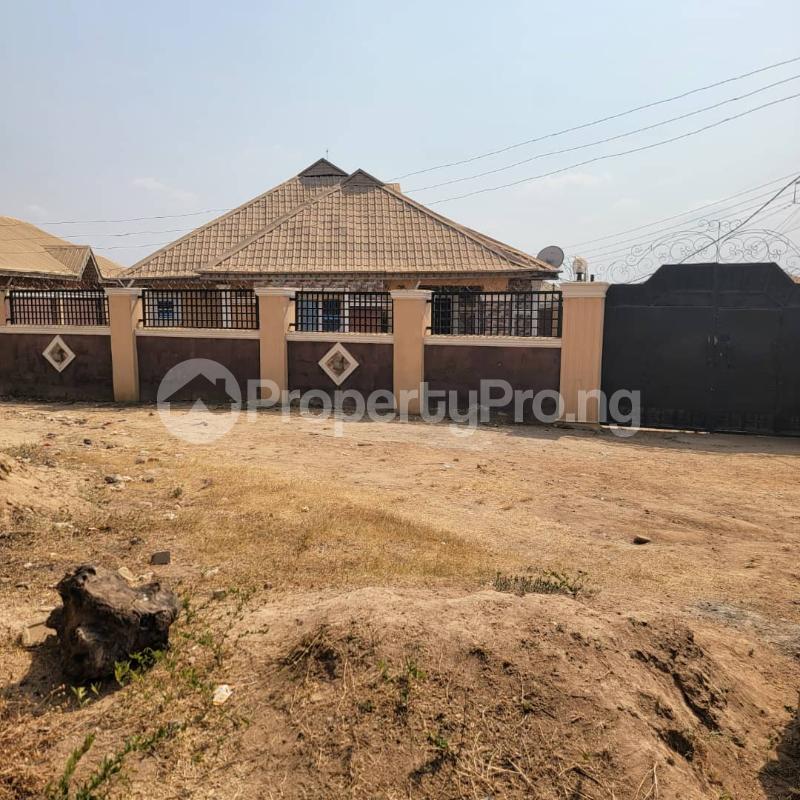 3 bedroom House for sale Taiwo Olobi, Powerline Moniya Express, Ibadan Oyo