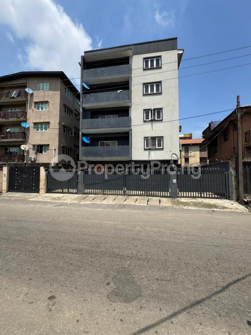 3 bedroom Flat / Apartment for sale Surulere, Lagos Surulere Lagos