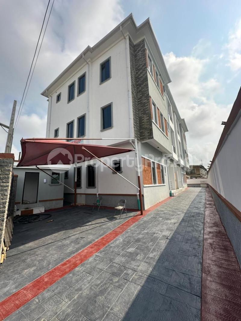 3 bedroom Flat / Apartment for sale Surulere Ogunlana Surulere Lagos