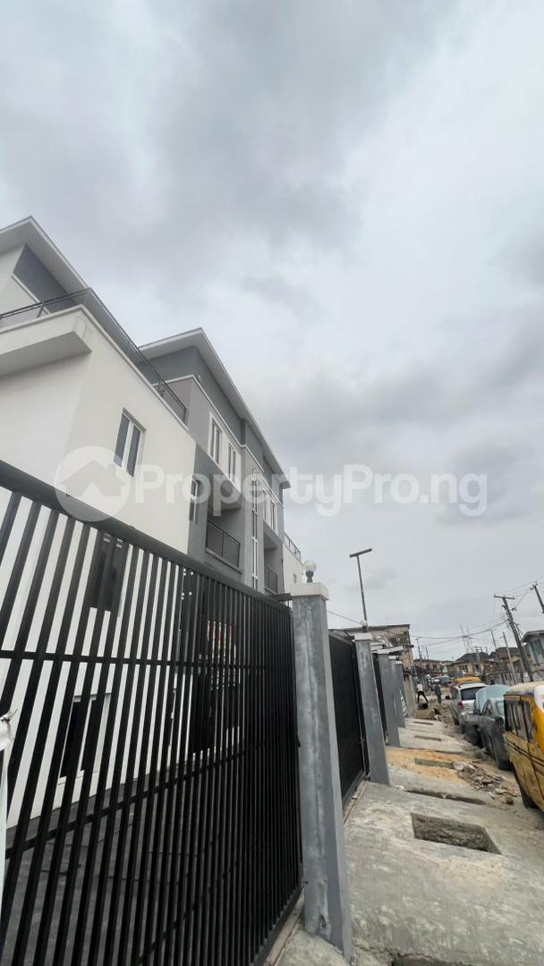 3 bedroom Flat / Apartment for sale Off Ogunlana Drive Ogunlana Surulere Lagos