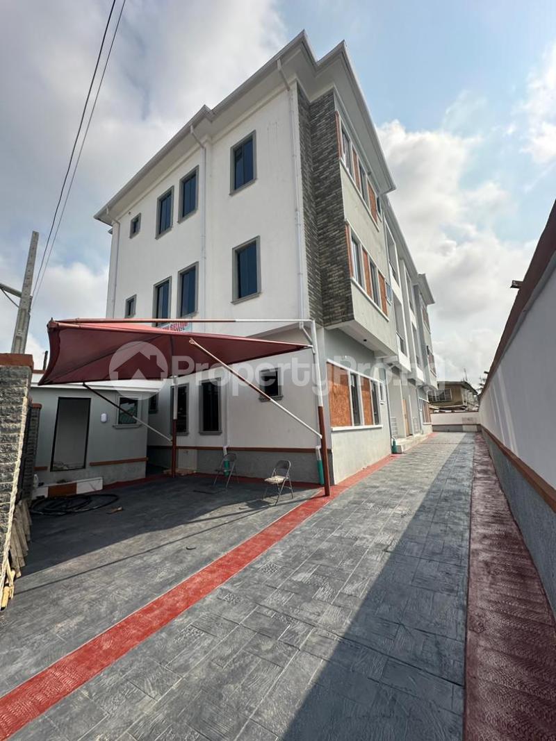 3 bedroom Flat / Apartment for sale Surulere Lagos Abraham Adesanya Surulere Lagos