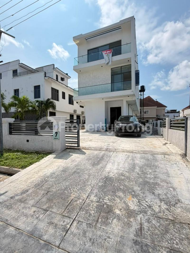 4 bedroom House for sale In A Secure Estate In Osapa london Lekki Lagos