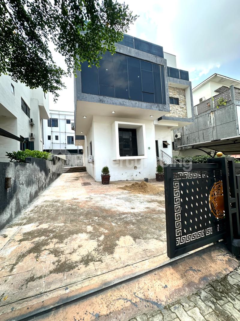 5 bedroom House for sale Main Close To Hmedix Guzape Abuja
