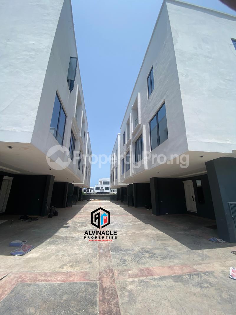 5 bedroom House for sale Orchid Road Lekki Lagos