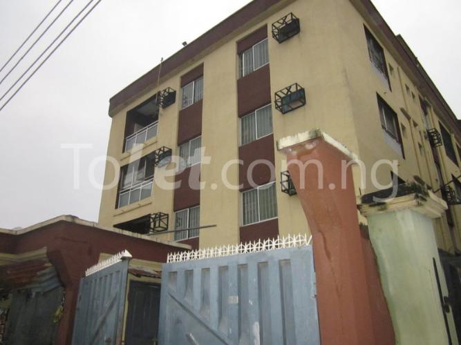 4 bedroom Flat / Apartment for rent Akinsulere Street, Off Adetola Surulere Surulere Lagos