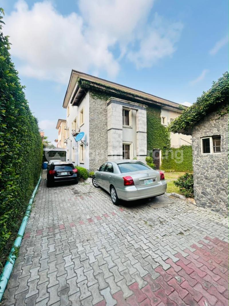 4 bedroom House for sale Admiralty Road Lekki Lagos