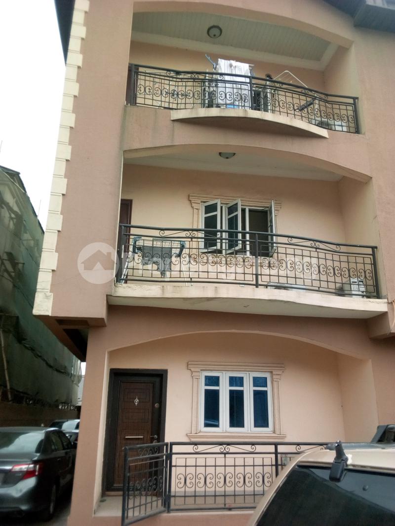 3 bedroom Flat / Apartment for rent Off Finbarrs Road. Akoka Yaba Lagos