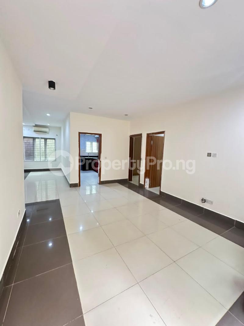 2 bedroom Flat / Apartment for rent In An Estate Beside Golden Tulip ONIRU Victoria Island Lagos