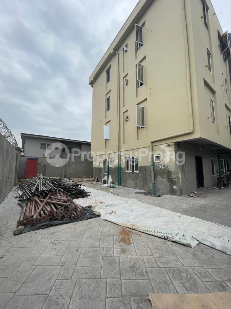 3 bedroom Flat / Apartment for sale Johnson Street Bode Thomas Surulere Lagos - 19