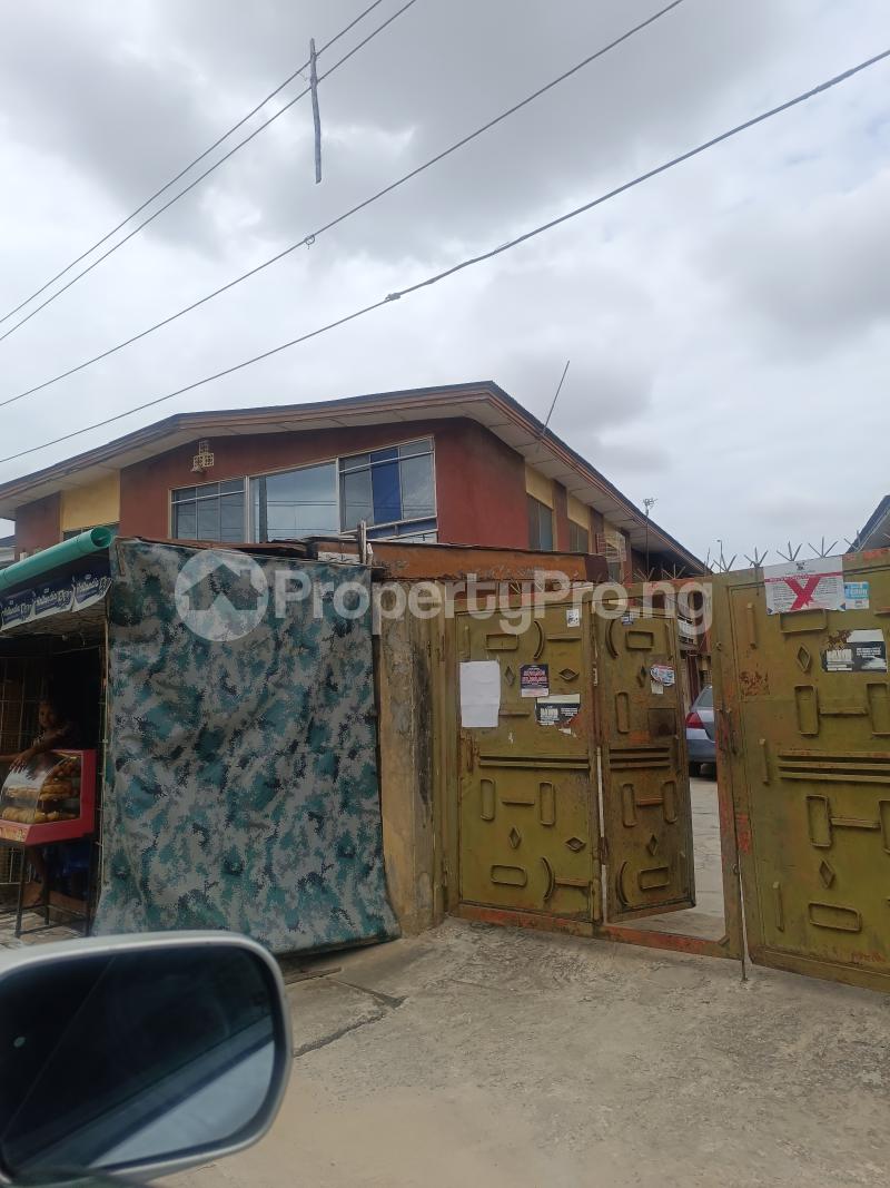 3 bedroom House for sale Towards The Roundabout Ago palace Okota Lagos
