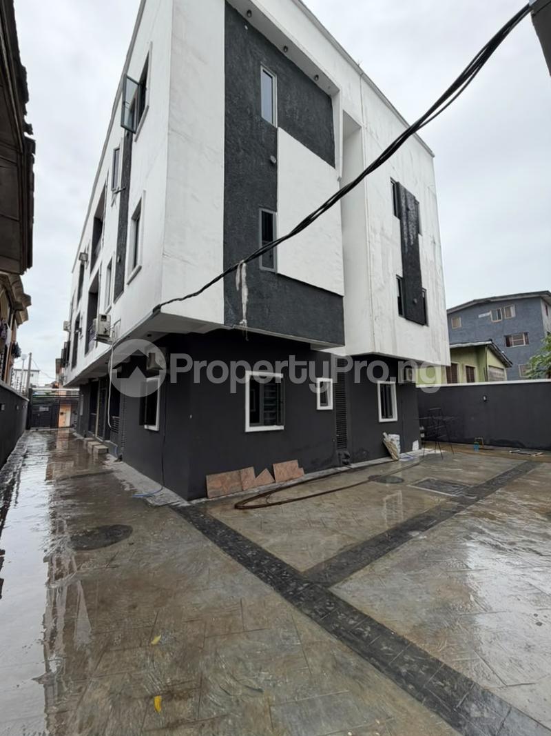 1 bedroom Flat / Apartment for rent Adekunle Yaba Lagos