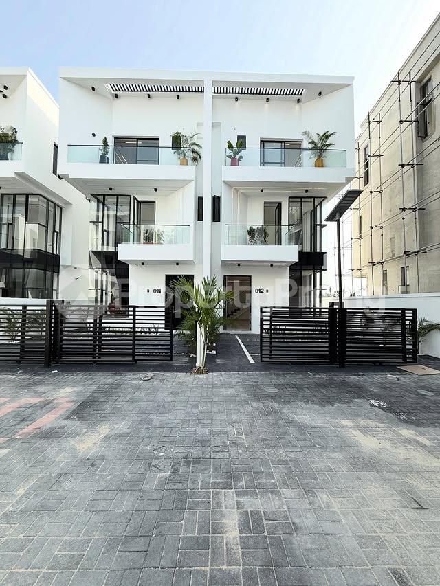 4 bedroom House for sale 2nd Toll Gate Lekki Lagos
