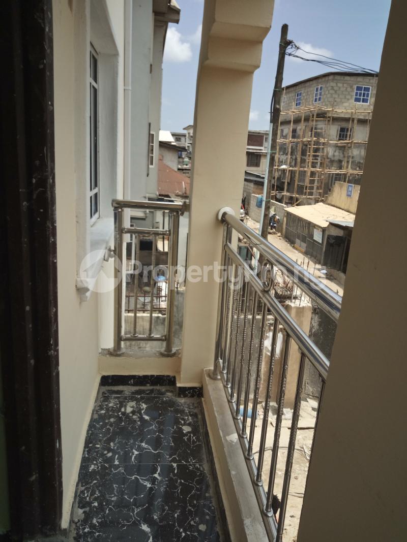 1 bedroom Flat / Apartment for rent Off Lawanson Road Very Close To B/stop Lawanson Surulere Lagos