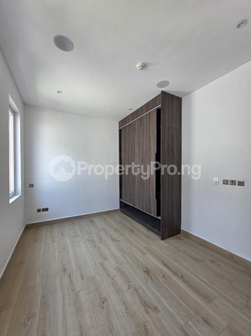 5 bedroom House for sale Pinnock Beach Estate Osapa london Lekki Lagos