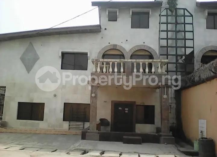 6 bedroom House for sale Valley Estate, Akowonjo After Cement Bus Stop Ikeja Lagos