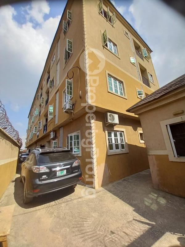 3 bedroom Flat / Apartment for rent Off Bajulaiye Road Shomolu Shomolu Lagos