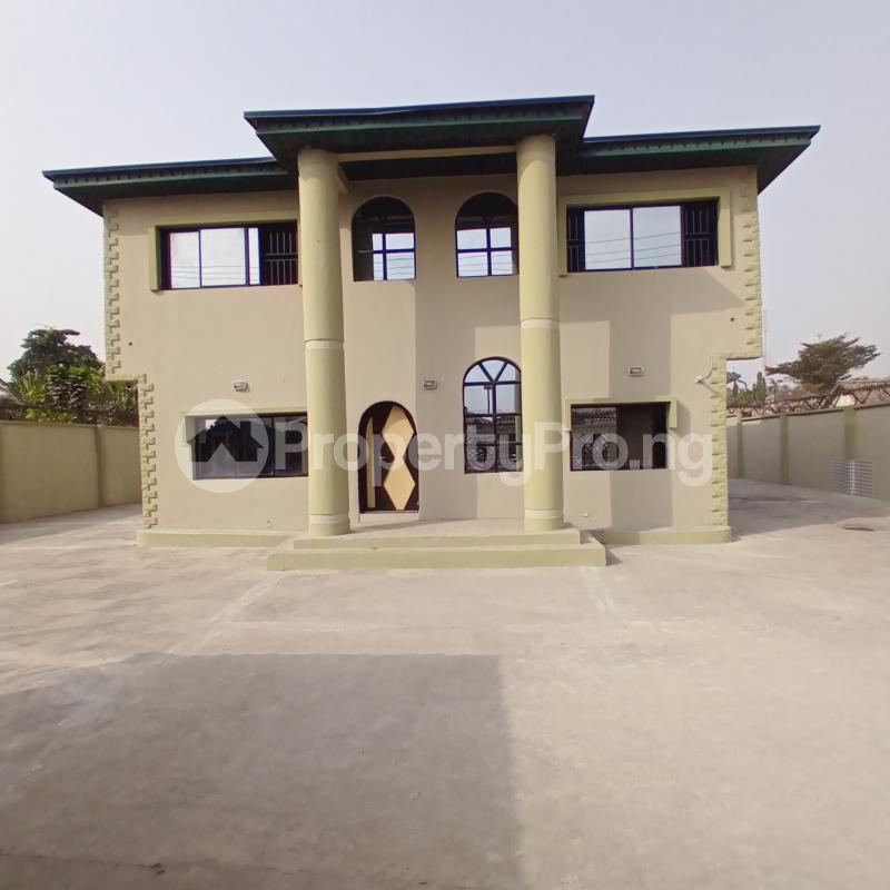 8 bedroom House for rent On The Main Road Agodi Ibadan Oyo