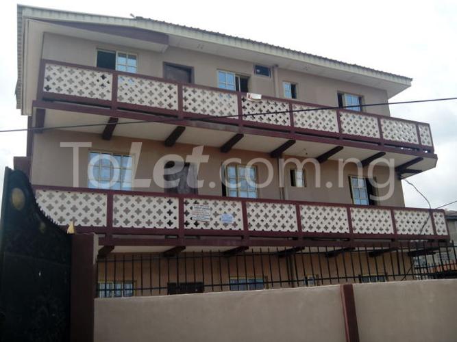 3 bedroom Flat / Apartment for rent Bariga Road, Bajulaiye Shomolu Shomolu Lagos