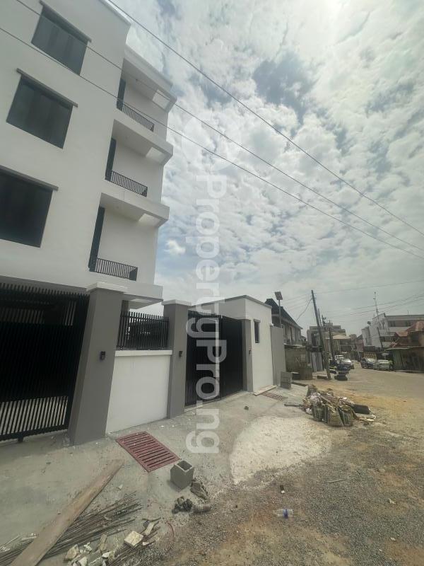 3 bedroom House for rent Off Ladipo Kasunmu Street, Awolowo way Ikeja Lagos