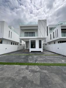 5 bedroom House for sale Pinnock Beach Estate Along Lekki Expressway Lekki Lagos