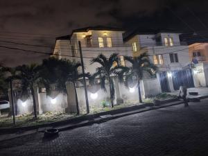 2 bedroom House for rent Off Admiralty Road, Lekki Phase 1 Lekki Lagos