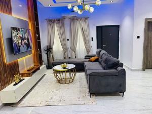 3 bedroom Flat / Apartment for shortlet Gwarinpa Abuja