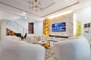 4 bedroom House for shortlet Adeniyi Jones Ikeja Lagos