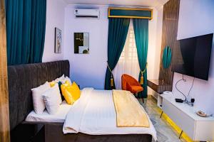 4 bedroom Flat / Apartment for shortlet Opebi Ikeja Lagos