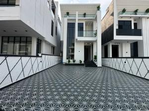 5 bedroom House for sale In A Serene & Secure Estate Chevron Lekki Lagos