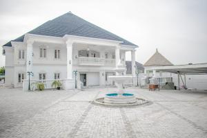 7 bedroom House for sale Airport Road Lugbe Abuja