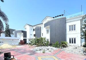 9 bedroom Commercial Property for rent ONIRU Victoria Island Lagos