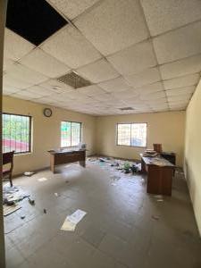 3 bedroom Commercial Property for rent Mash Toad Surulere Lagos