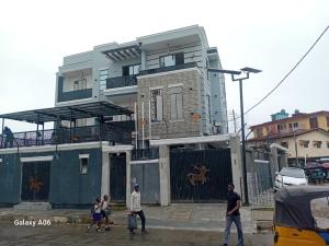 2 bedroom House for rent Ikorodu Road (Ilupeju) Ilupeju Lagos