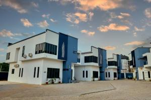 House for sale Main Close To Nnpc Guzape Abuja