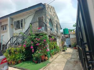 6 bedroom Flat / Apartment for sale Opposite Omole Phase 1 Ojodu Lagos